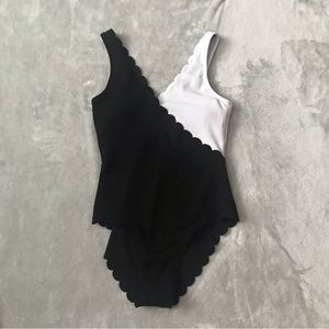 ~NWOT BLACK AND WHITE SWIMSUIT WITH SCALLOPED EDGING-